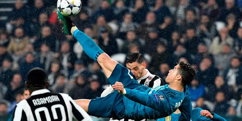 Ronaldo từng có cú ngả bàn đèn tuyệt đẹp vào lưới của Juventus ở cúp C1